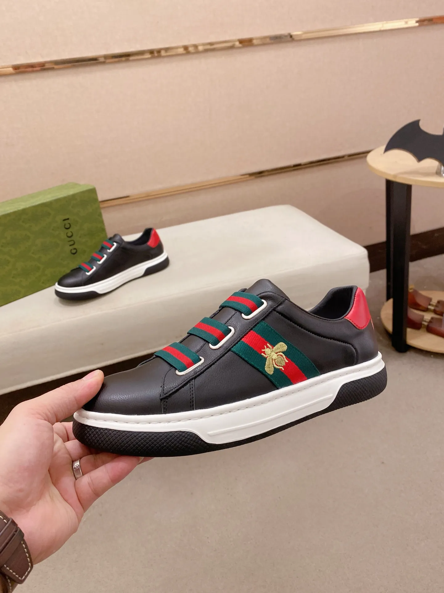 Men's shoes💰 480💰The new GUCCI (Gucci) counters are launched simultaneously. The new men's shoes, 😘fabrics are selected from imported cowhide, and the lining is sheepskin lining. 👍🏿 High-end ☄️ air-cushion molded anti-slip rubber outsole, exquisite lines, simple and elegant, comfortable and high-end for leisure travel. Code number: 38 to 44 (45 can be customized and cannot be returned or exchanged)